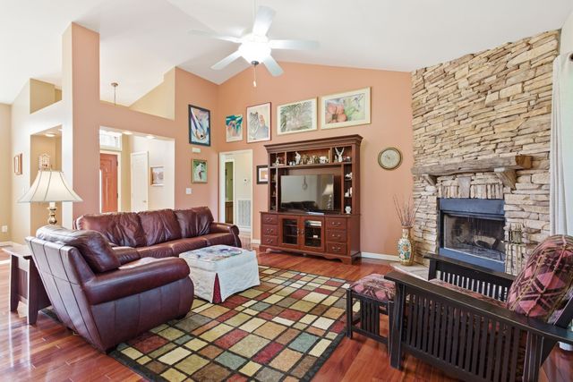 1524 Oak Branch Dr, Columbia, TN 38401