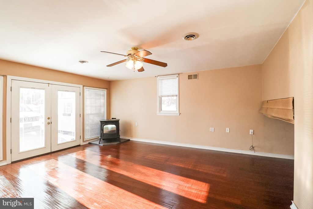 Image 4 of property listing at 7 HILLSIDE RD, Claymont, DE 19703