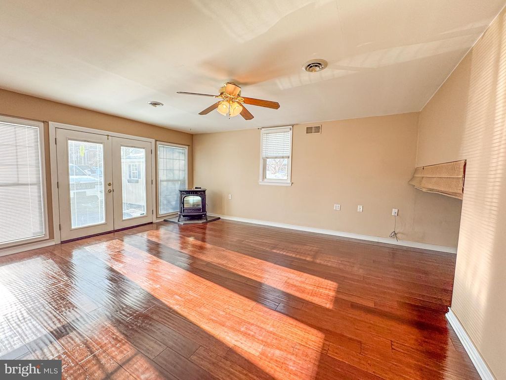 Image 5 of property listing at 7 HILLSIDE RD, Claymont, DE 19703