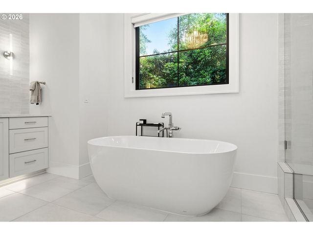 14760 UPLANDS Dr, Lake Oswego, OR 97034