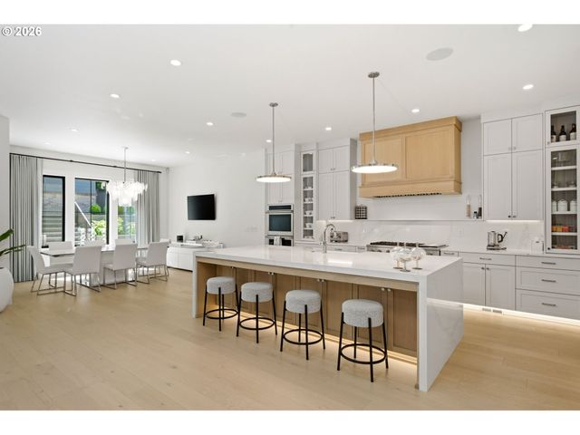 14760 UPLANDS Dr, Lake Oswego, OR 97034