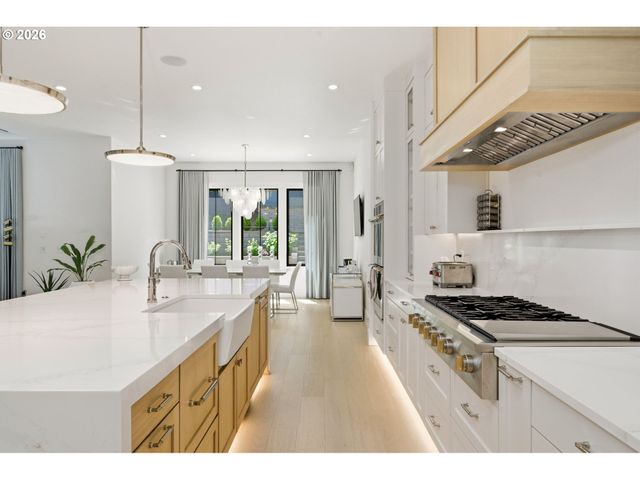 14760 UPLANDS Dr, Lake Oswego, OR 97034