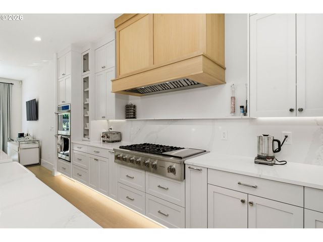 14760 UPLANDS Dr, Lake Oswego, OR 97034