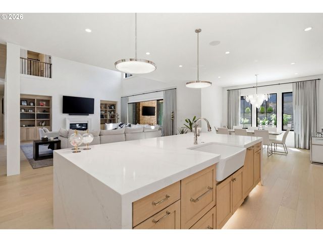 14760 UPLANDS Dr, Lake Oswego, OR 97034