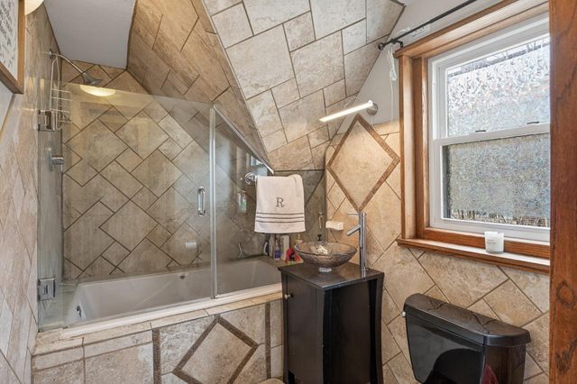 2705 Golden Valley Road, Minneapolis, MN 55411