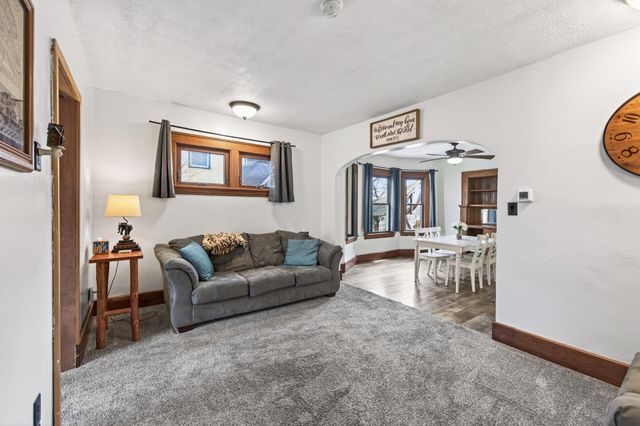 2705 Golden Valley Road, Minneapolis, MN 55411