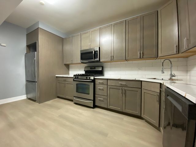 2323 W Fullerton Avenue, Chicago, IL 60647