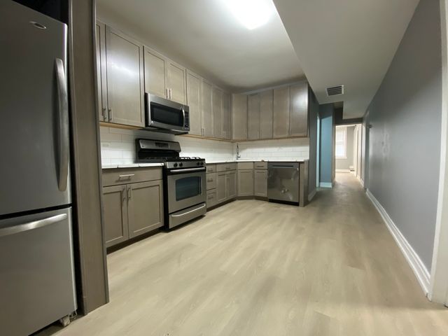 2323 W Fullerton Avenue, Chicago, IL 60647