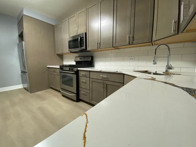 2323 W Fullerton Avenue, Chicago, IL 60647