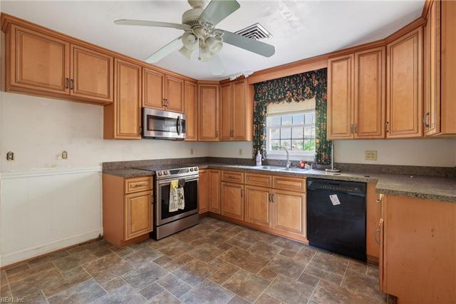 1875 Ames CIR W, Chesapeake, VA 23321