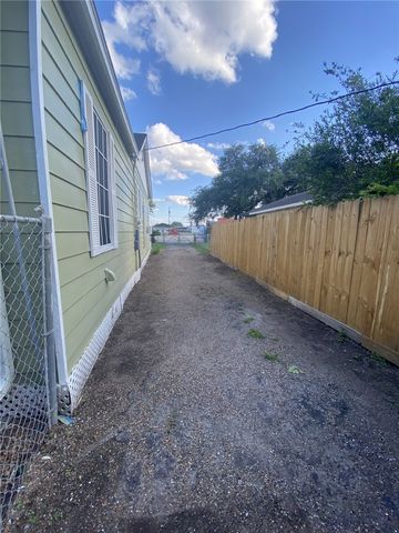 323 W 4th St, Alice, TX 78332