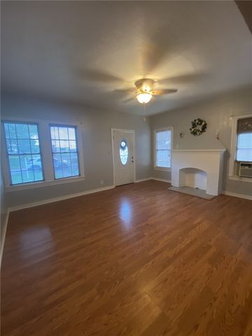 323 W 4th St, Alice, TX 78332