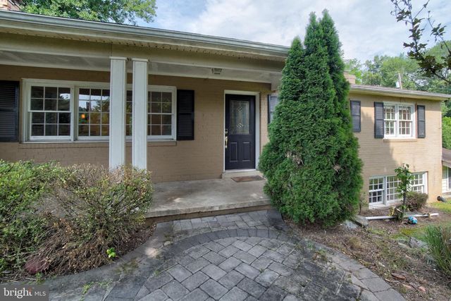 900 WALKER RD, Great Falls, VA 22066