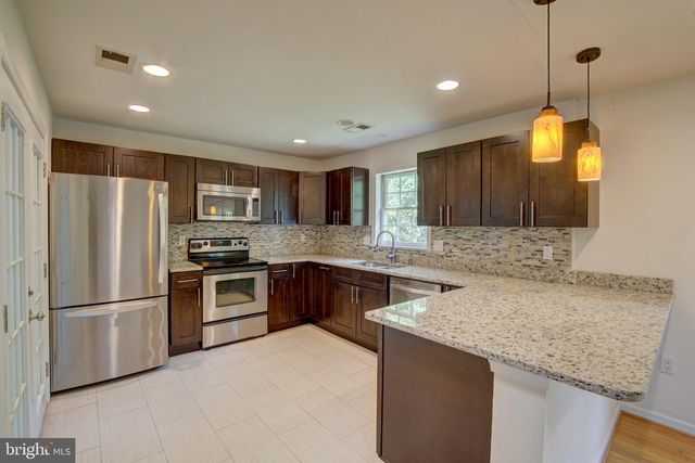 900 WALKER RD, Great Falls, VA 22066