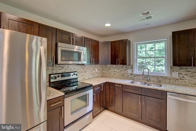 900 WALKER RD, Great Falls, VA 22066