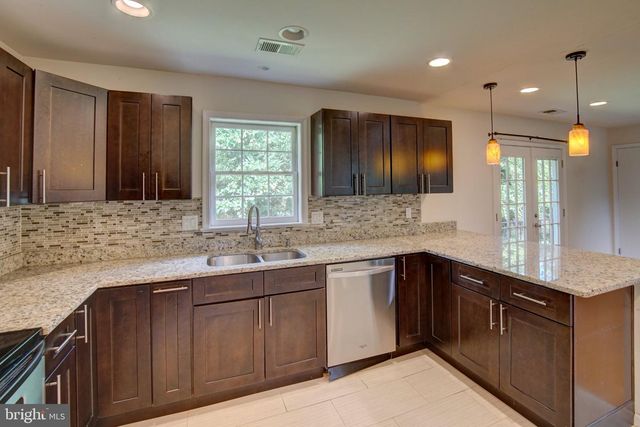 900 WALKER RD, Great Falls, VA 22066