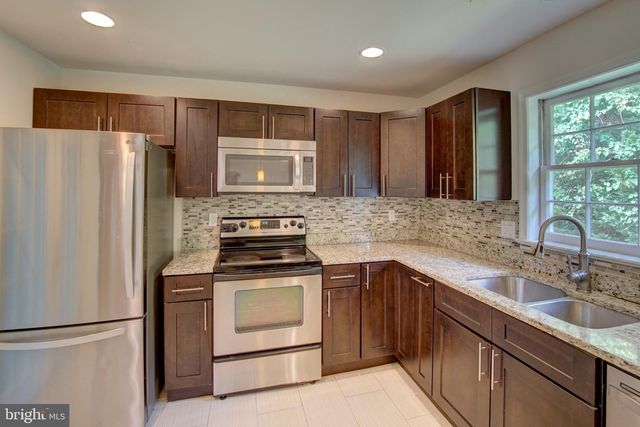 900 WALKER RD, Great Falls, VA 22066