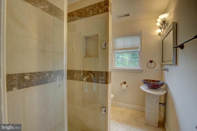 900 WALKER RD, Great Falls, VA 22066