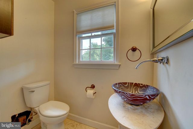 900 WALKER RD, Great Falls, VA 22066