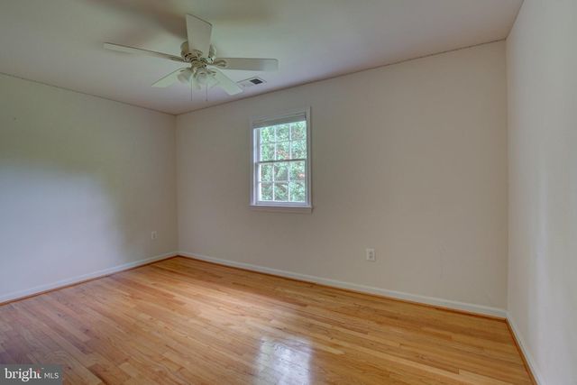 900 WALKER RD, Great Falls, VA 22066