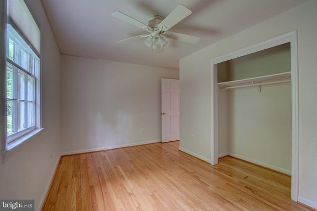 900 WALKER RD, Great Falls, VA 22066
