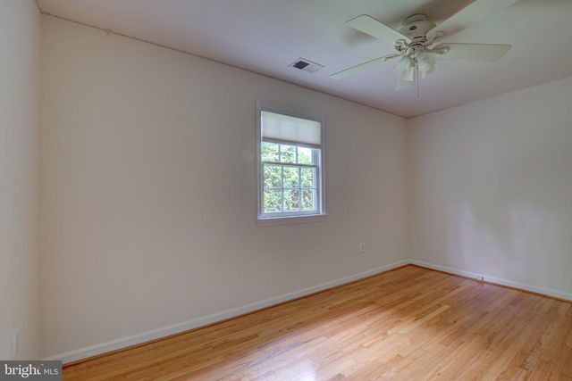 900 WALKER RD, Great Falls, VA 22066