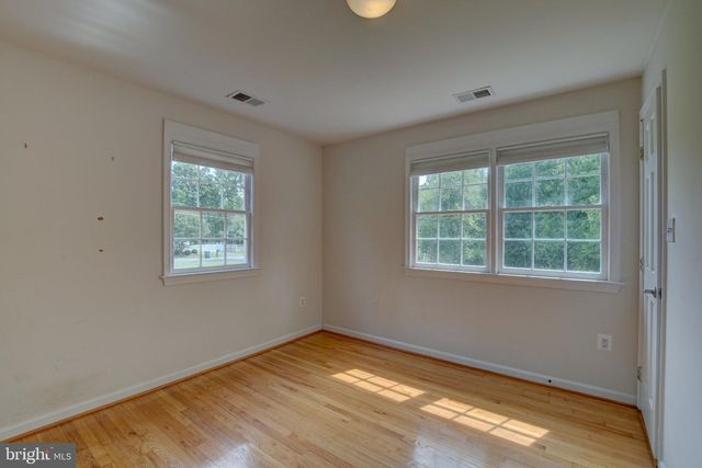 900 WALKER RD, Great Falls, VA 22066