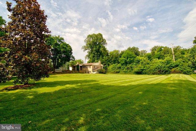 900 WALKER RD, Great Falls, VA 22066