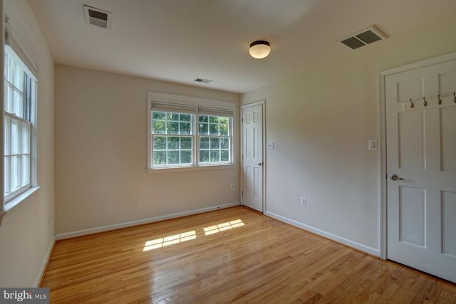 900 WALKER RD, Great Falls, VA 22066
