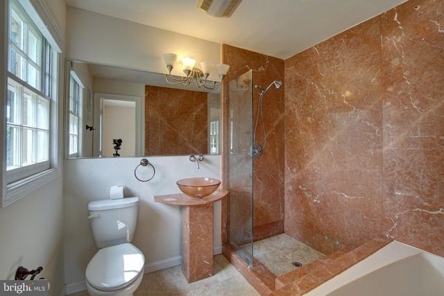 900 WALKER RD, Great Falls, VA 22066