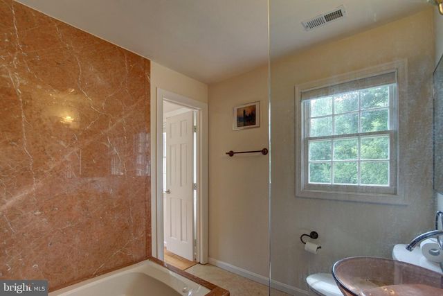 900 WALKER RD, Great Falls, VA 22066