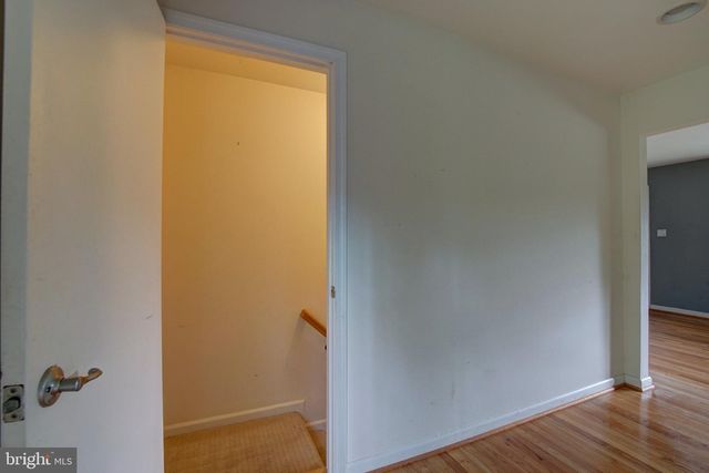 900 WALKER RD, Great Falls, VA 22066