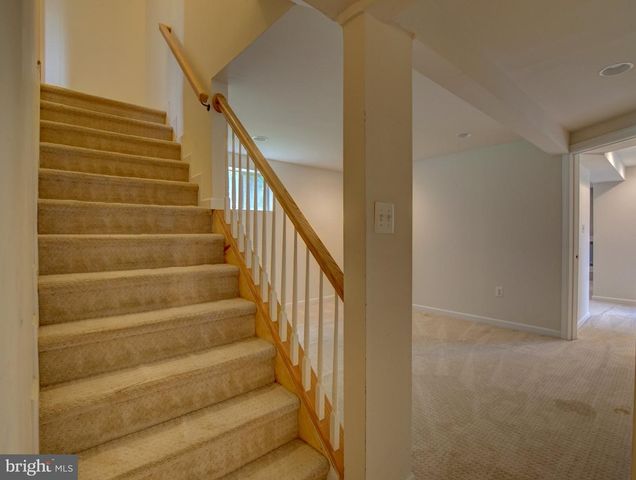 900 WALKER RD, Great Falls, VA 22066