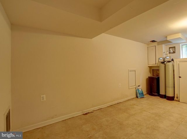 900 WALKER RD, Great Falls, VA 22066