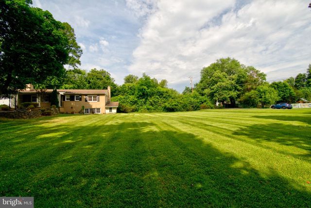900 WALKER RD, Great Falls, VA 22066