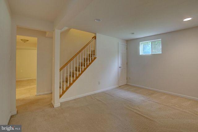 900 WALKER RD, Great Falls, VA 22066