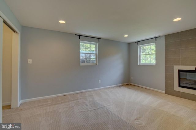 900 WALKER RD, Great Falls, VA 22066