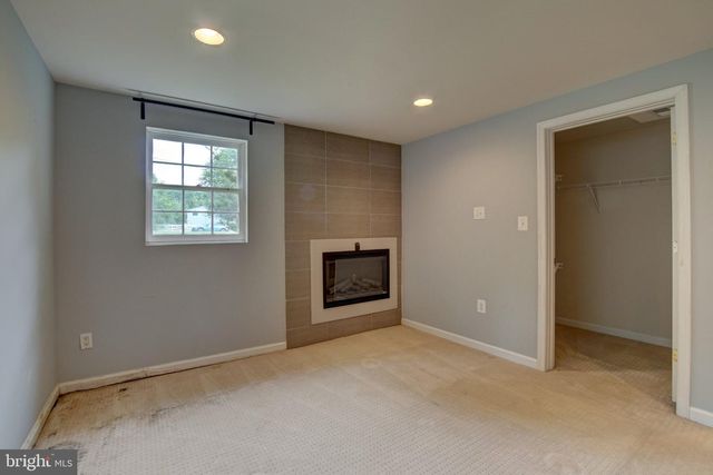 900 WALKER RD, Great Falls, VA 22066