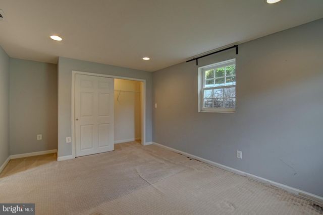 900 WALKER RD, Great Falls, VA 22066