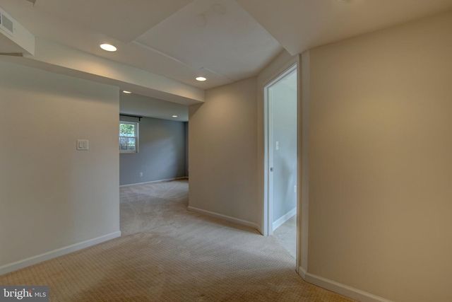 900 WALKER RD, Great Falls, VA 22066