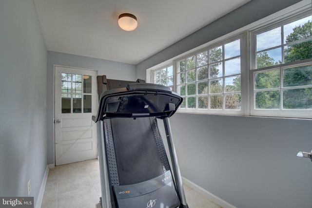 900 WALKER RD, Great Falls, VA 22066