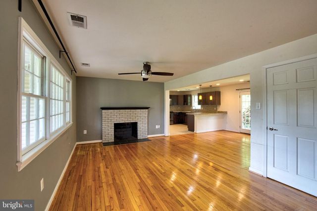 900 WALKER RD, Great Falls, VA 22066