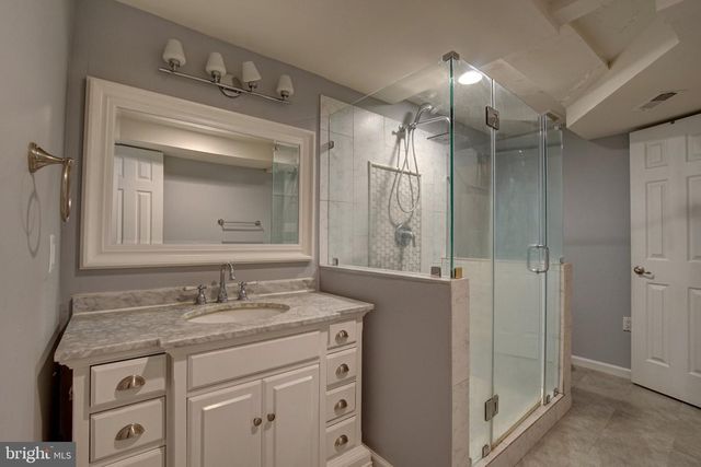 900 WALKER RD, Great Falls, VA 22066