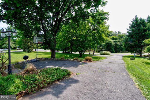900 WALKER RD, Great Falls, VA 22066