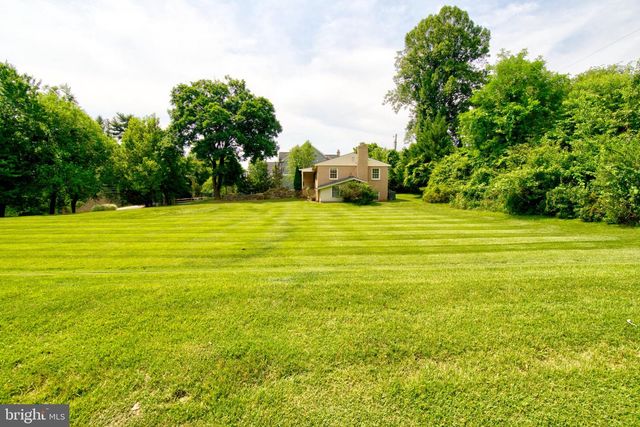 900 WALKER RD, Great Falls, VA 22066
