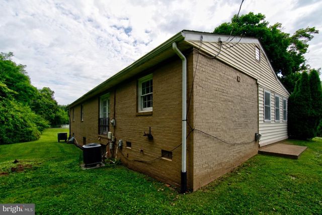 900 WALKER RD, Great Falls, VA 22066
