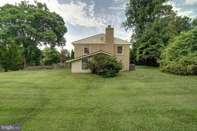900 WALKER RD, Great Falls, VA 22066