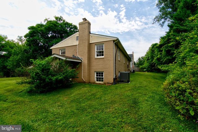 900 WALKER RD, Great Falls, VA 22066