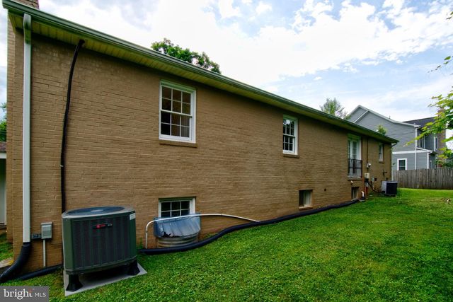 900 WALKER RD, Great Falls, VA 22066