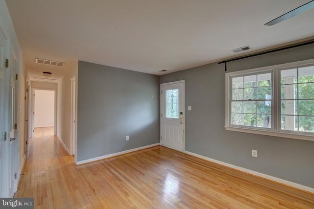 900 WALKER RD, Great Falls, VA 22066